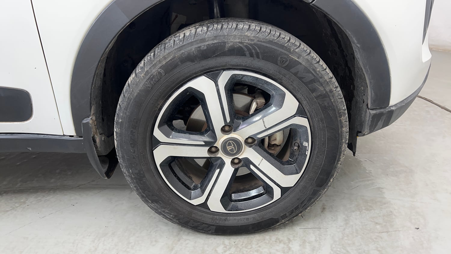 Used 2022 Tata Nexon EV XZ Plus Electric Automatic tyres RIGHT FRONT TYRE RIM VIEW