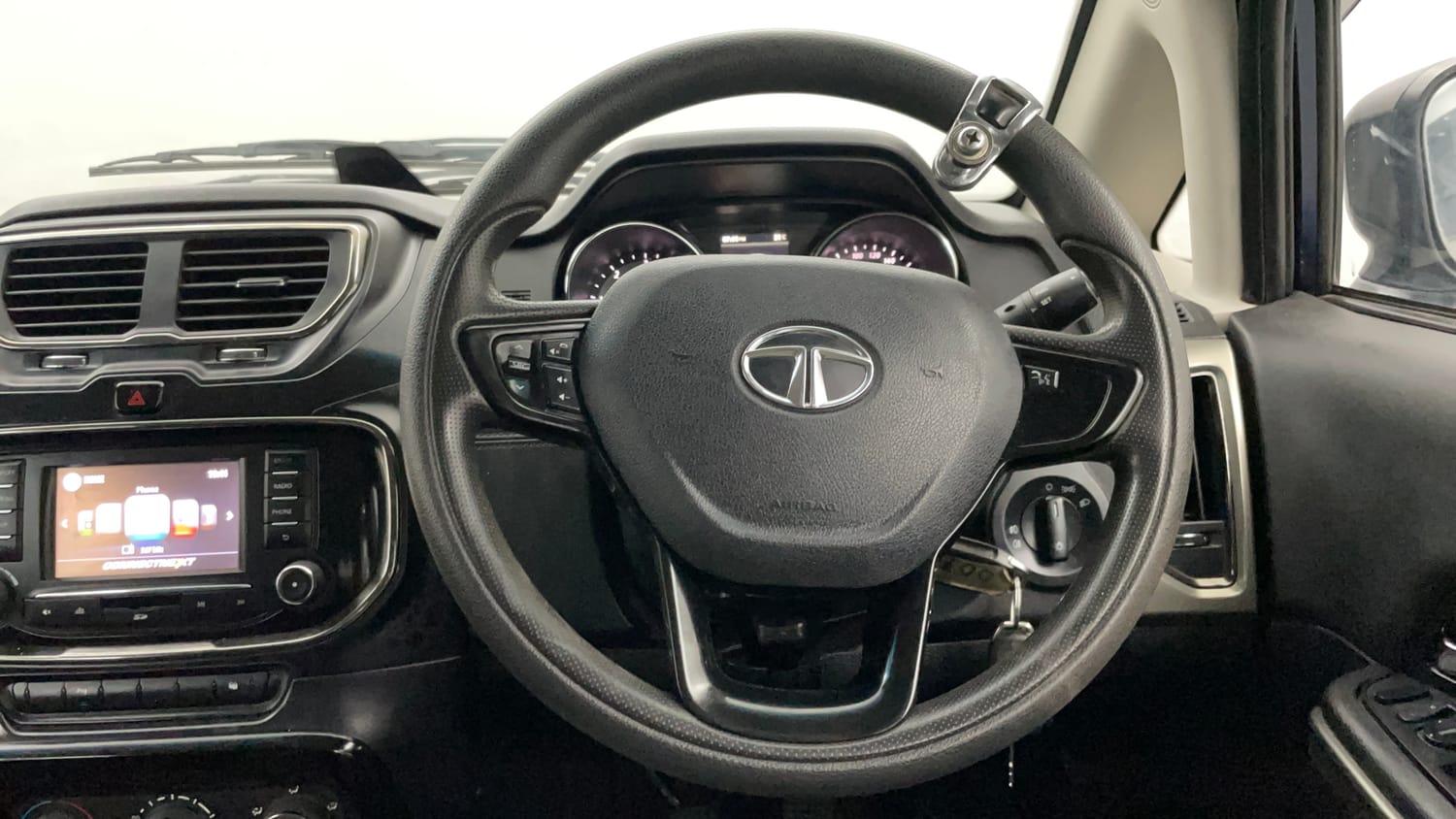 Used 2018 Tata Hexa XM 4x2 7 STR Diesel Manual interior STEERING VIEW