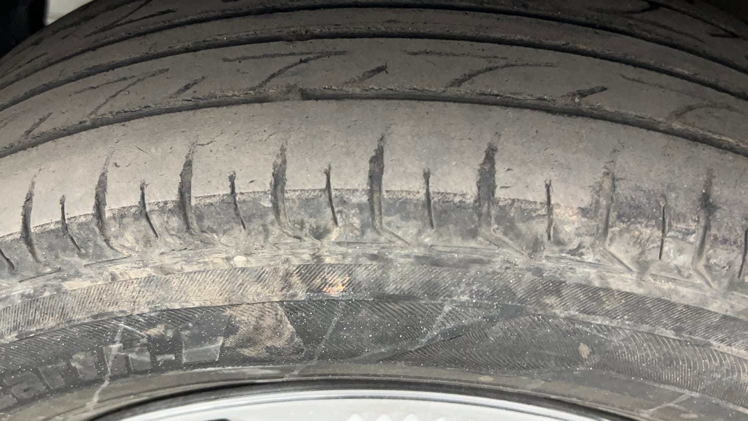 Used 2016 Maruti Suzuki Swift VXi Petrol Manual tyres LEFT FRONT TYRE TREAD VIEW
