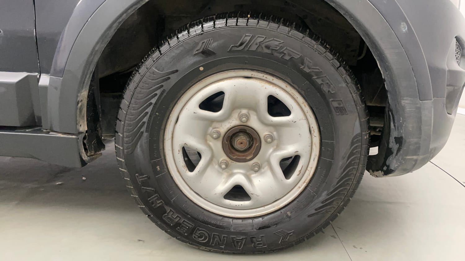 Used 2018 Tata Hexa XM 4x2 7 STR Diesel Manual tyres RIGHT FRONT TYRE RIM VIEW