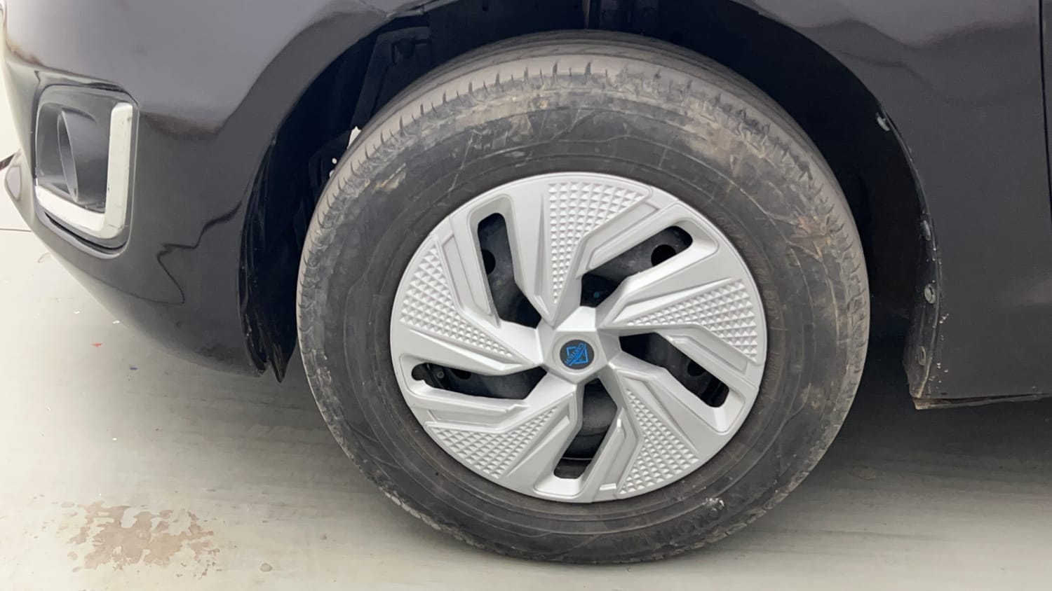 Used 2016 Maruti Suzuki Swift VXi Petrol Manual tyres LEFT FRONT TYRE RIM VIEW