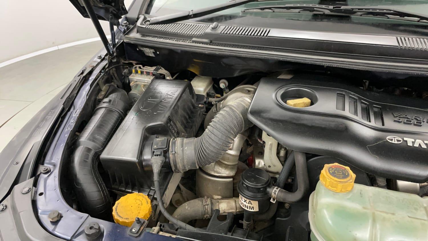 Used 2018 Tata Hexa XM 4x2 7 STR Diesel Manual engine ENGINE RIGHT SIDE HINGE & APRON VIEW