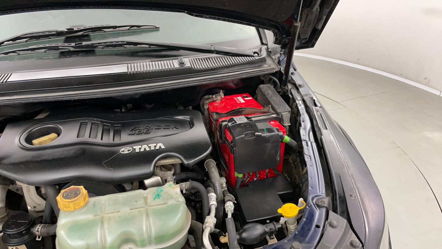 Used 2018 Tata Hexa XM 4x2 7 STR Diesel Manual engine ENGINE LEFT SIDE HINGE & APRON VIEW