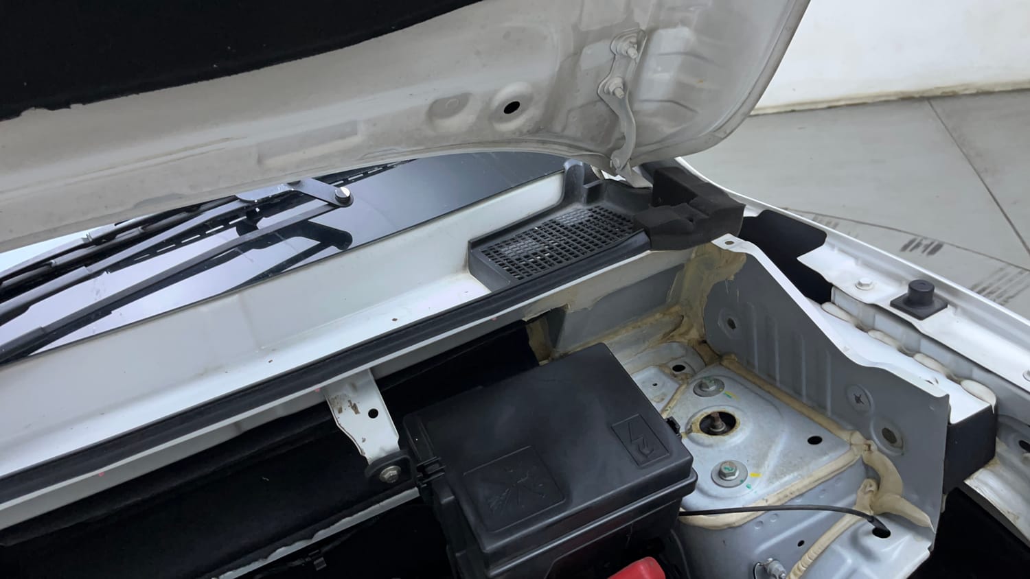 Used 2023 Renault Kwid RXT 1.0 AMT Petrol Automatic engine ENGINE LEFT SIDE HINGE & APRON VIEW