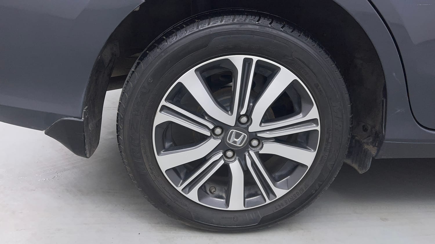 Used 2023 Honda Amaze VX CVT 1.2 Petrol Petrol Automatic tyres RIGHT REAR TYRE RIM VIEW