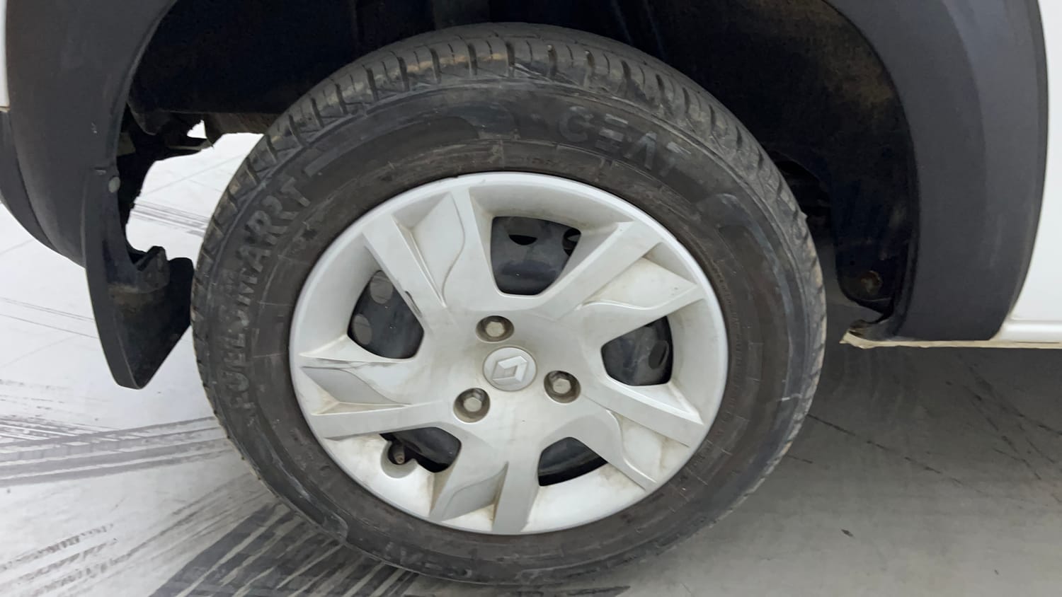 Used 2023 Renault Kwid RXT 1.0 AMT Petrol Automatic tyres RIGHT REAR TYRE RIM VIEW