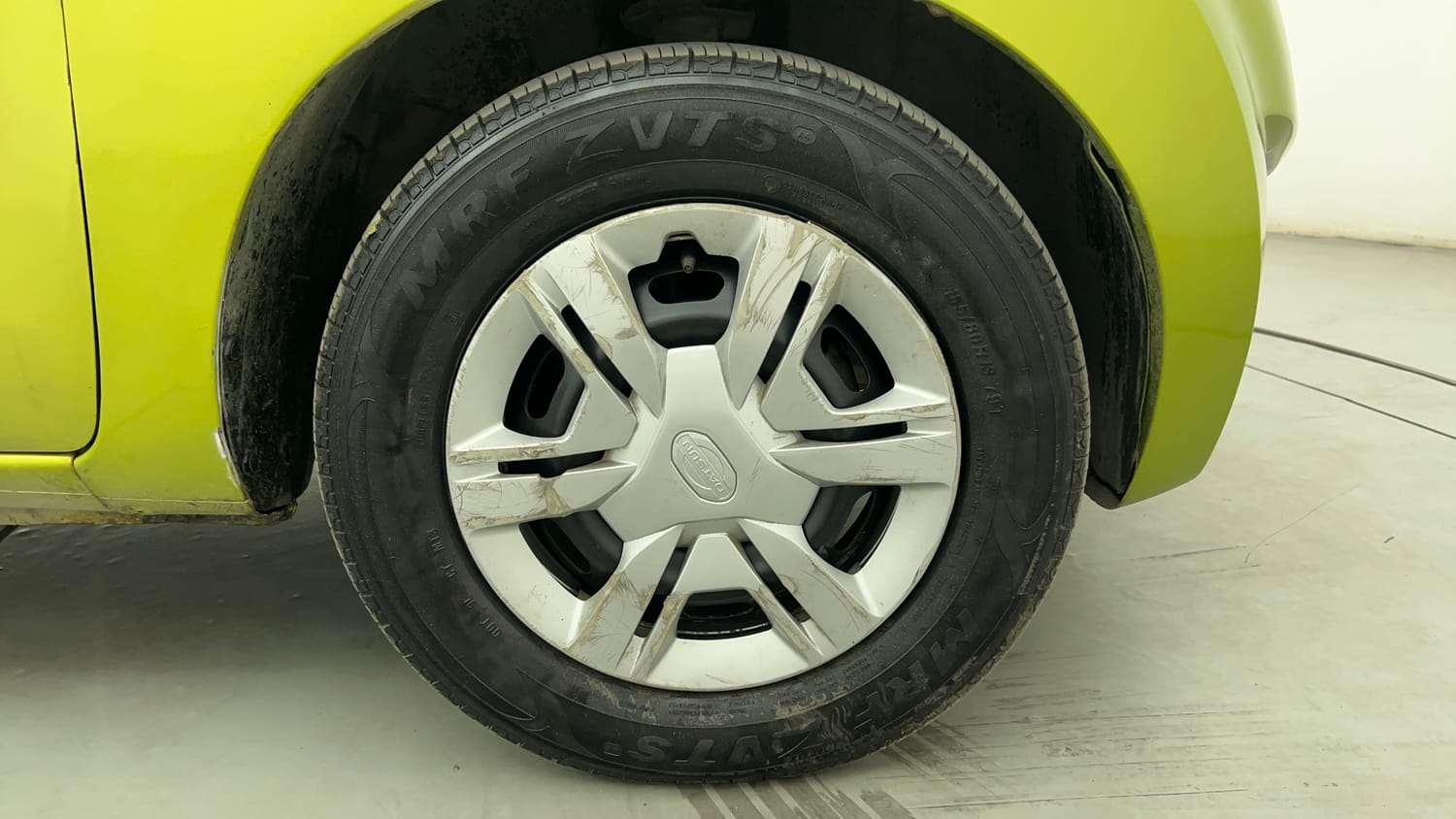 Used 2017 Datsun Redi-GO S 1.0 Petrol Manual tyres RIGHT FRONT TYRE RIM VIEW