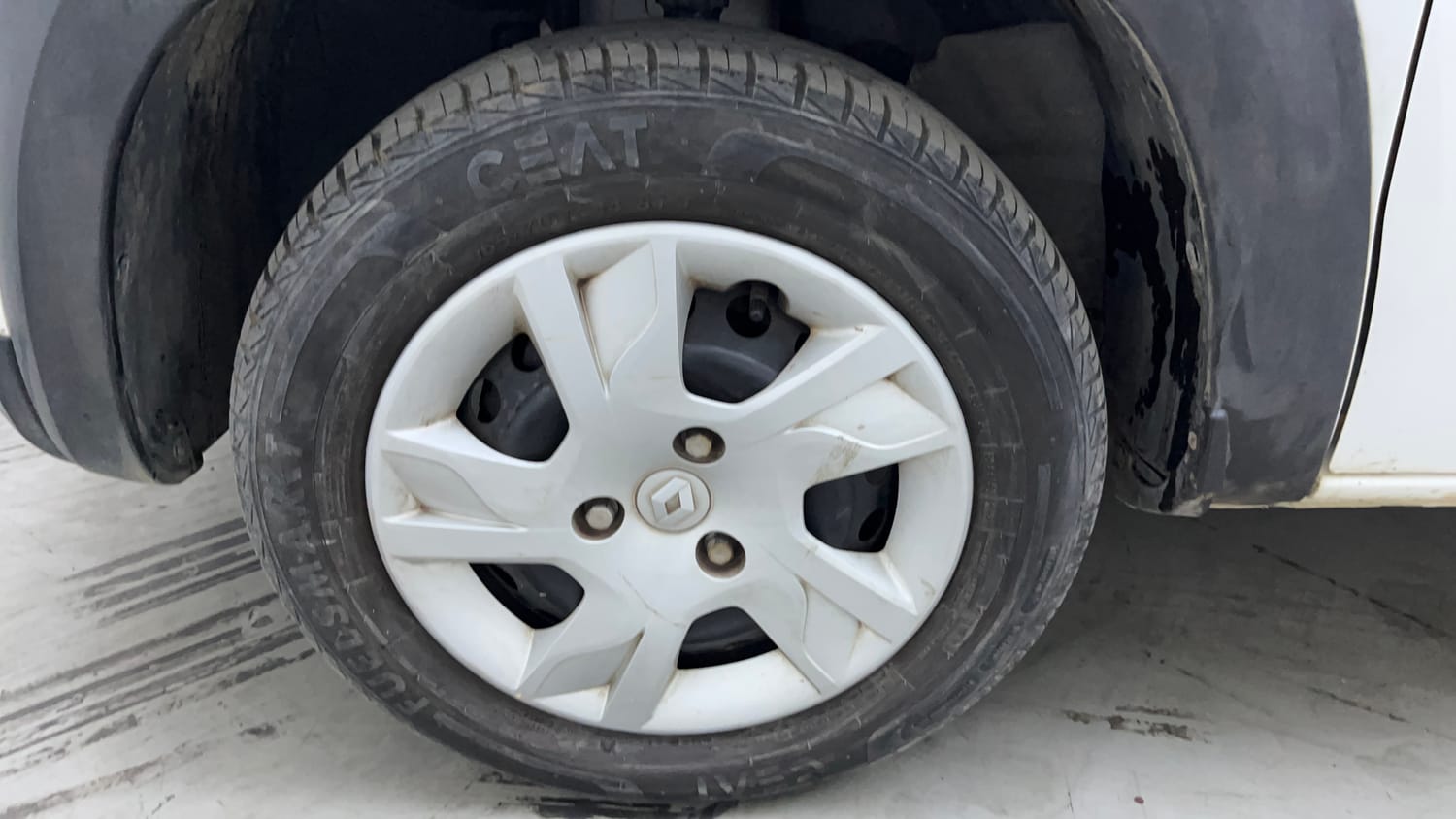 Used 2023 Renault Kwid RXT 1.0 AMT Petrol Automatic tyres LEFT FRONT TYRE RIM VIEW