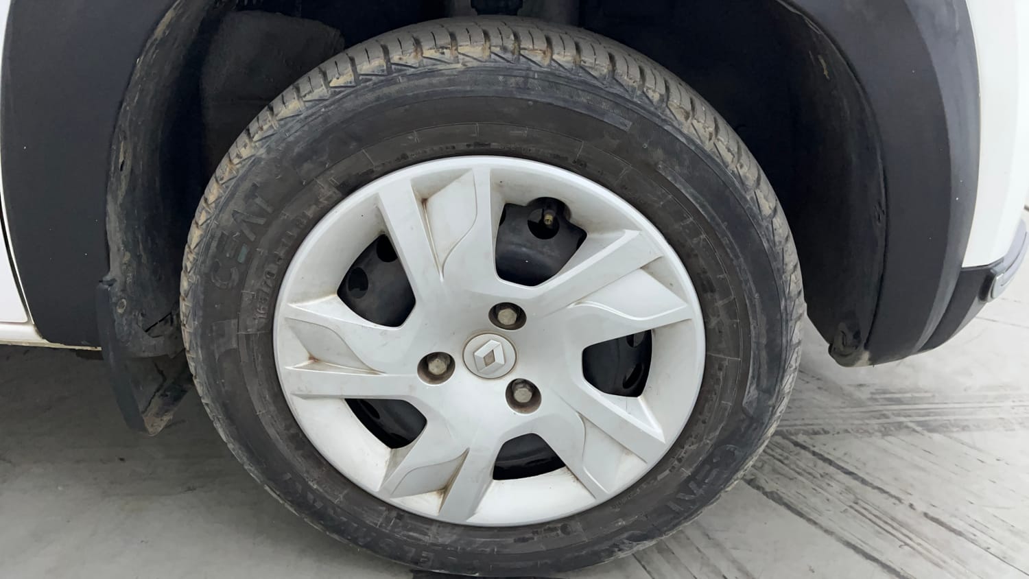 Used 2023 Renault Kwid RXT 1.0 AMT Petrol Automatic tyres RIGHT FRONT TYRE RIM VIEW