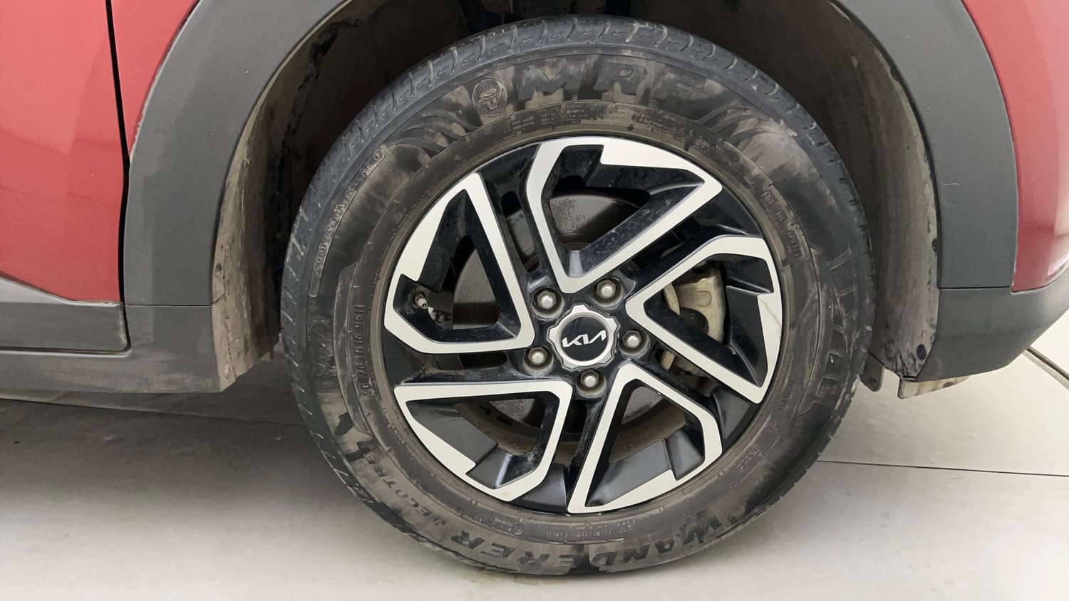 Used 2023 Kia Carens Prestige Plus 1.4 Petrol MT 7 STR Petrol Manual tyres RIGHT FRONT TYRE RIM VIEW
