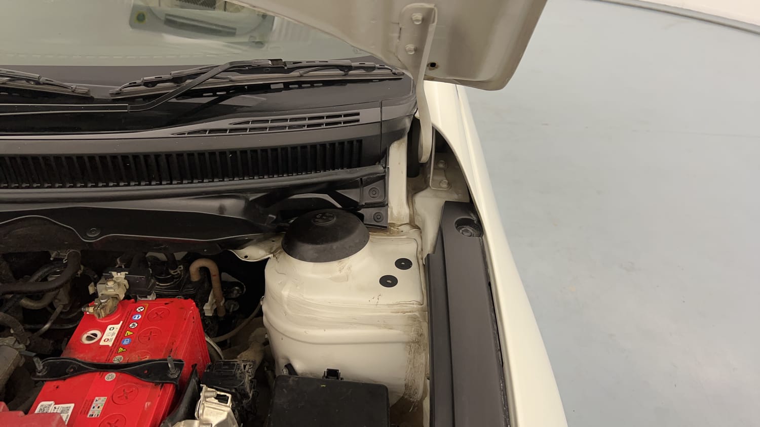 Used 2022 Maruti Suzuki Ciaz Zeta 1.5 Petrol Manual engine ENGINE LEFT SIDE HINGE & APRON VIEW