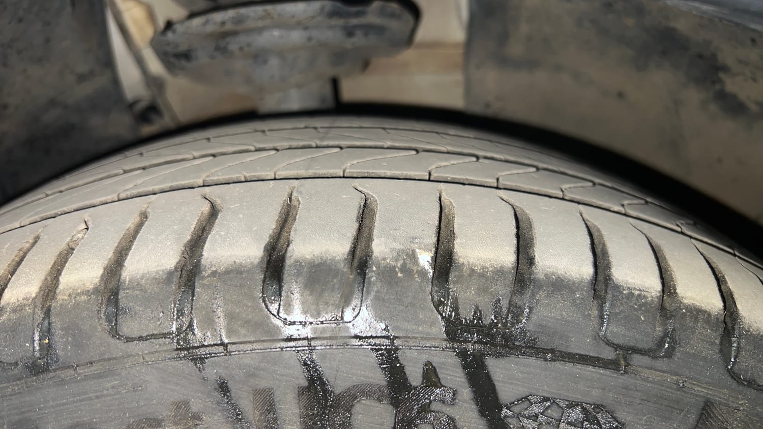 Used 2022 Volkswagen Taigun Topline 1.0 TSI AT Petrol Automatic tyres RIGHT FRONT TYRE TREAD VIEW
