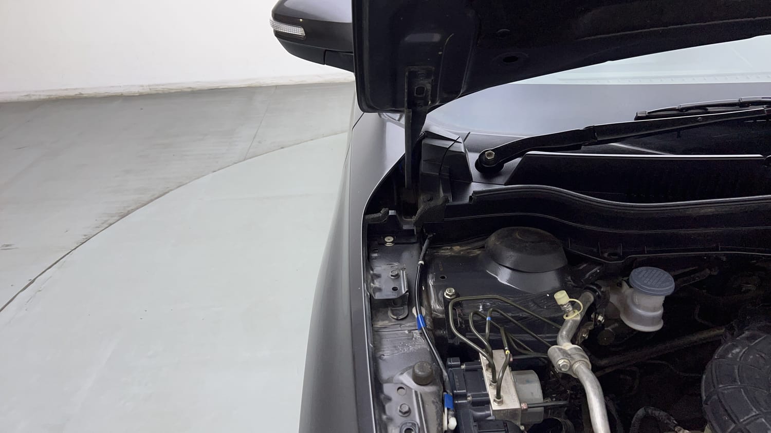 Used 2020 maruti-suzuki Vitara Brezza ZXi Plus Petrol Manual engine ENGINE RIGHT SIDE HINGE & APRON VIEW