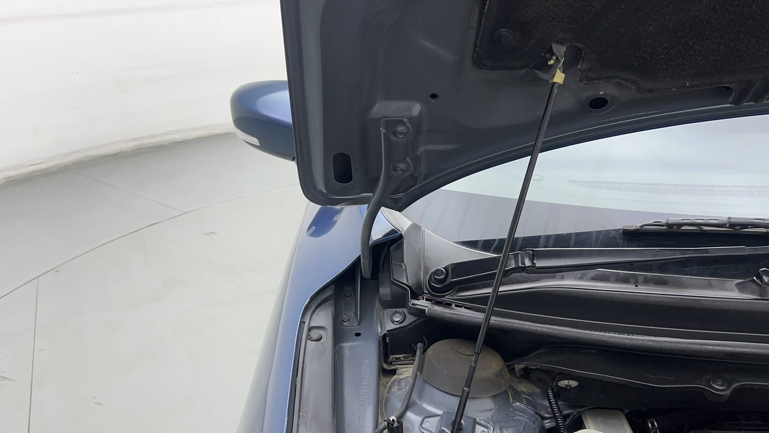 Used 2017 Maruti Suzuki Baleno Delta 1.2 Petrol Manual engine ENGINE RIGHT SIDE HINGE & APRON VIEW