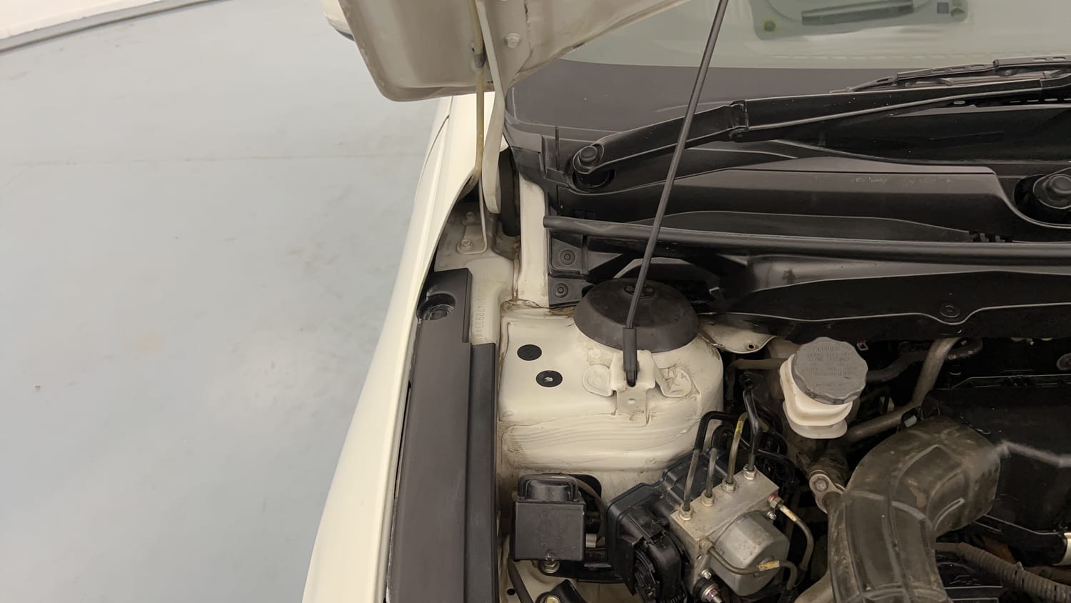 Used 2022 Maruti Suzuki Ciaz Zeta 1.5 Petrol Manual engine ENGINE RIGHT SIDE HINGE & APRON VIEW