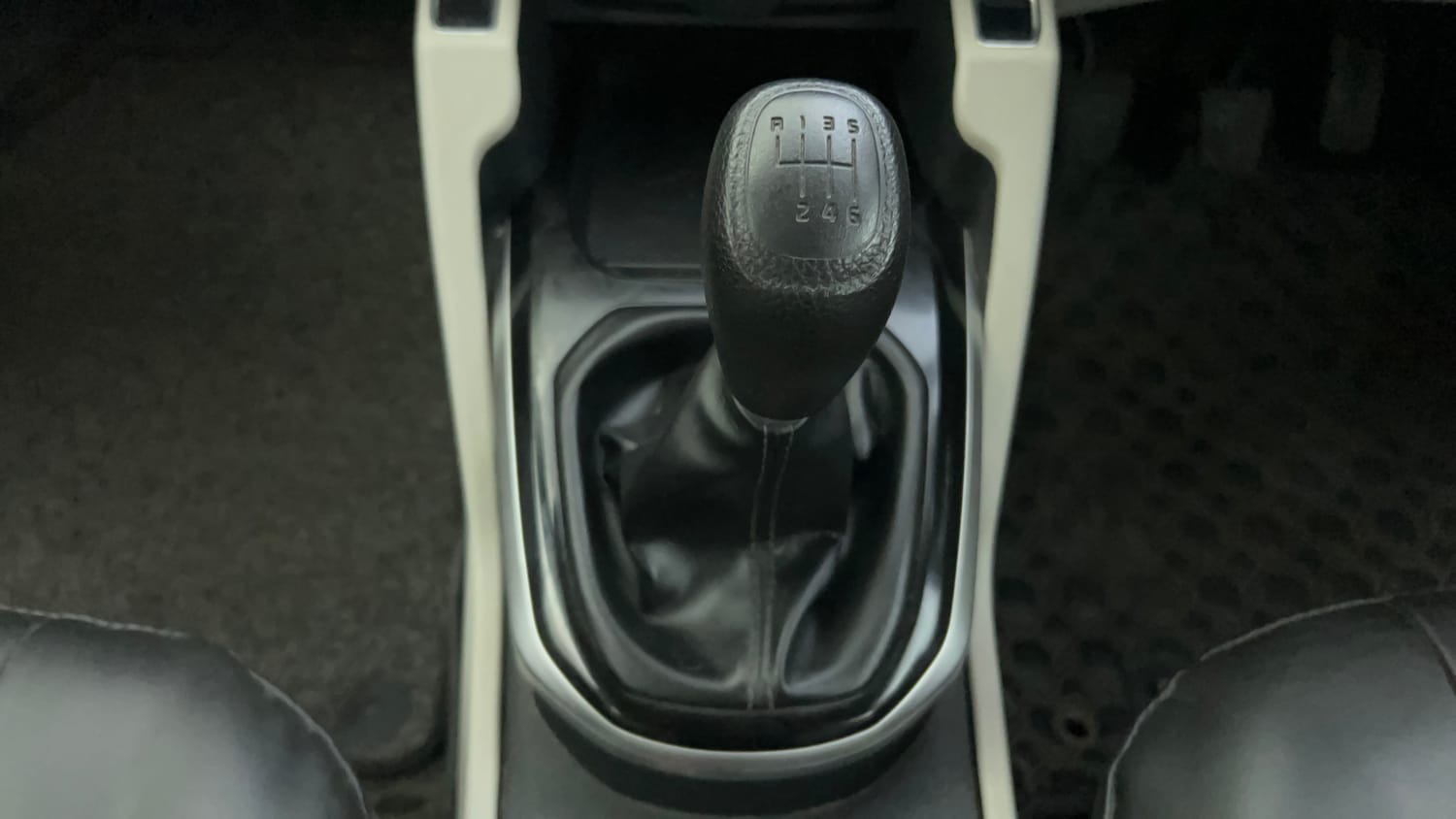 Used 2023 Kia Carens Prestige Plus 1.4 Petrol MT 7 STR Petrol Manual interior GEAR  KNOB VIEW