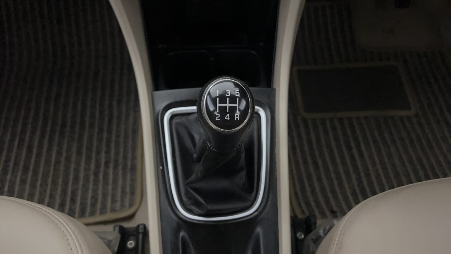 Used 2022 Maruti Suzuki Ciaz Zeta 1.5 Petrol Manual interior GEAR  KNOB VIEW