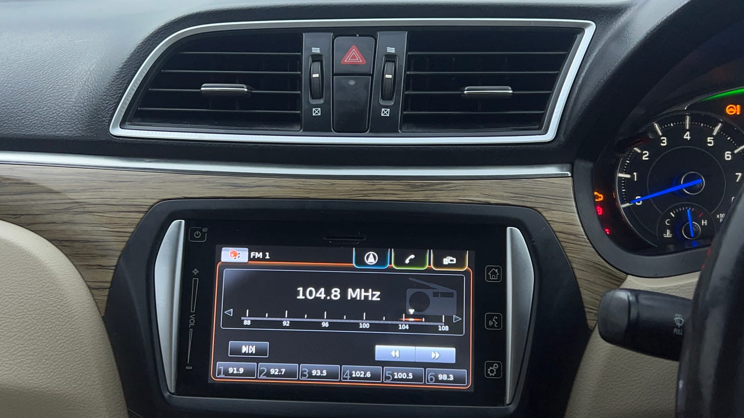 Used 2019 Maruti Suzuki Ciaz Alpha Hybrid 1.5 Petrol Manual top_features Touch screen infotainment system