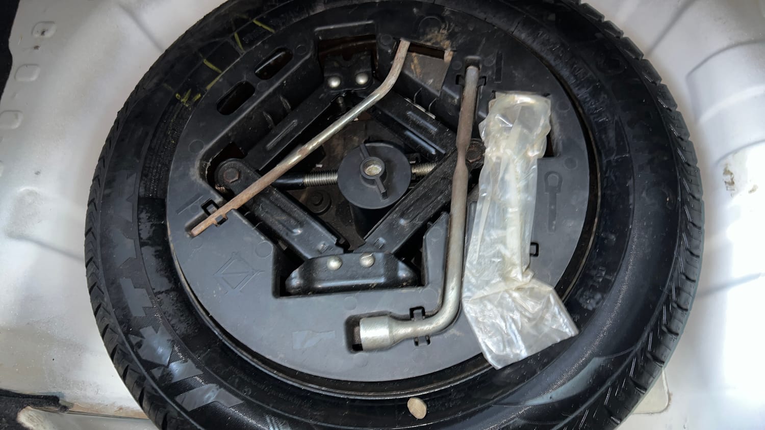 Used 2018 Mahindra KUV100 NXT K6 Plus 6 STR Petrol Manual tyres SPARE TYRE VIEW