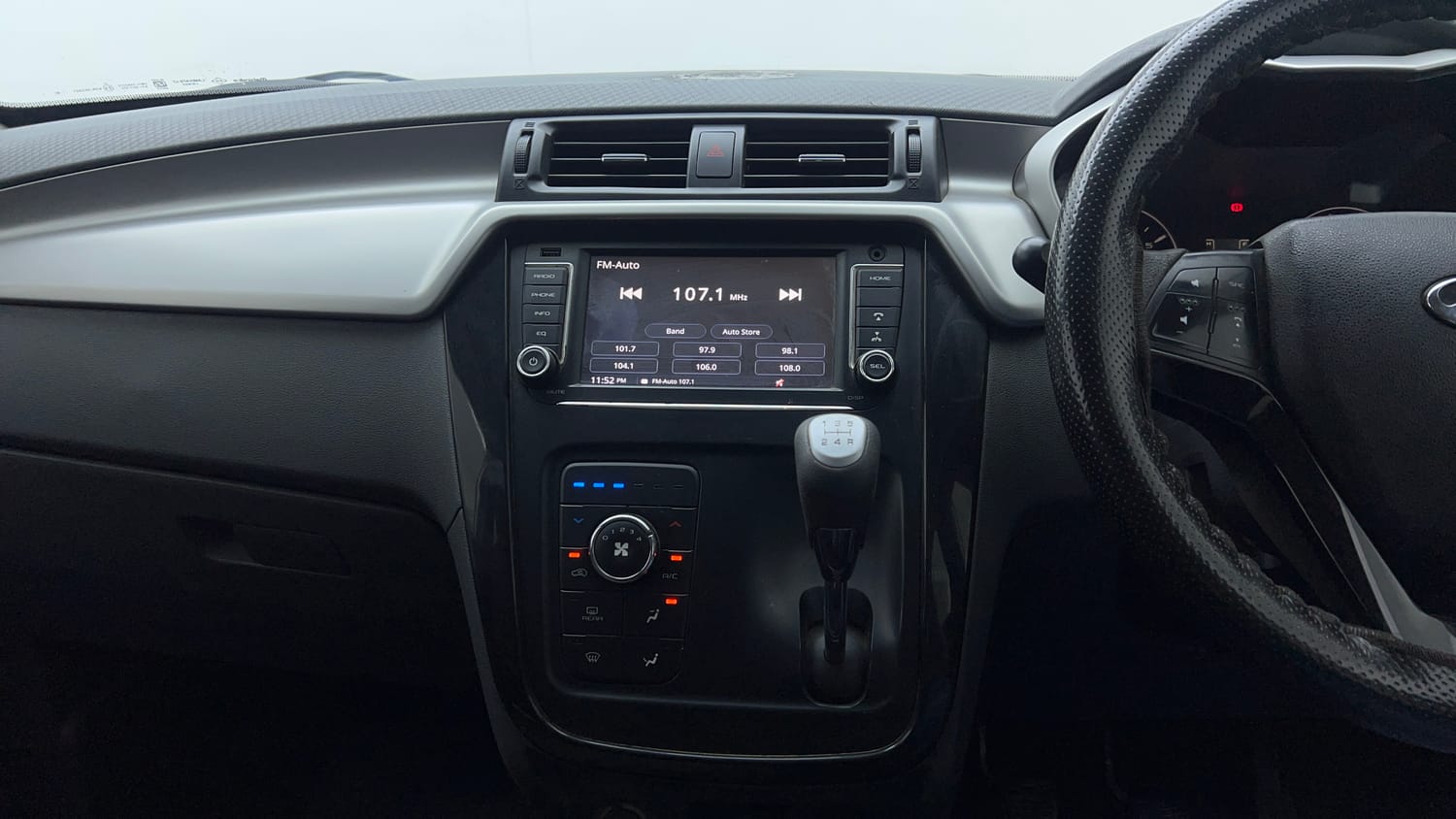 Used 2018 Mahindra KUV100 NXT K6 Plus 6 STR Petrol Manual top_features Touch screen infotainment system