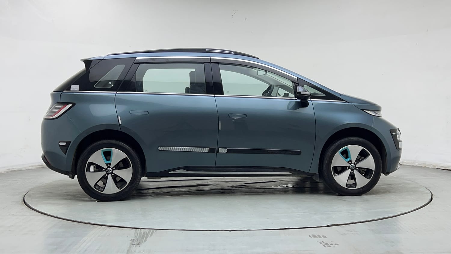 Used 2024 MG Motors Windsor EV Essence Electric Automatic exterior RIGHT SIDE VIEW
