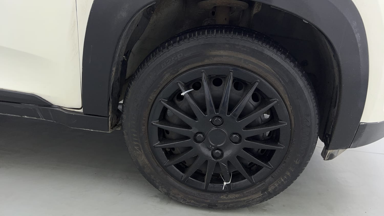 Used 2018 Mahindra KUV100 NXT K6 Plus 6 STR Petrol Manual tyres RIGHT FRONT TYRE RIM VIEW