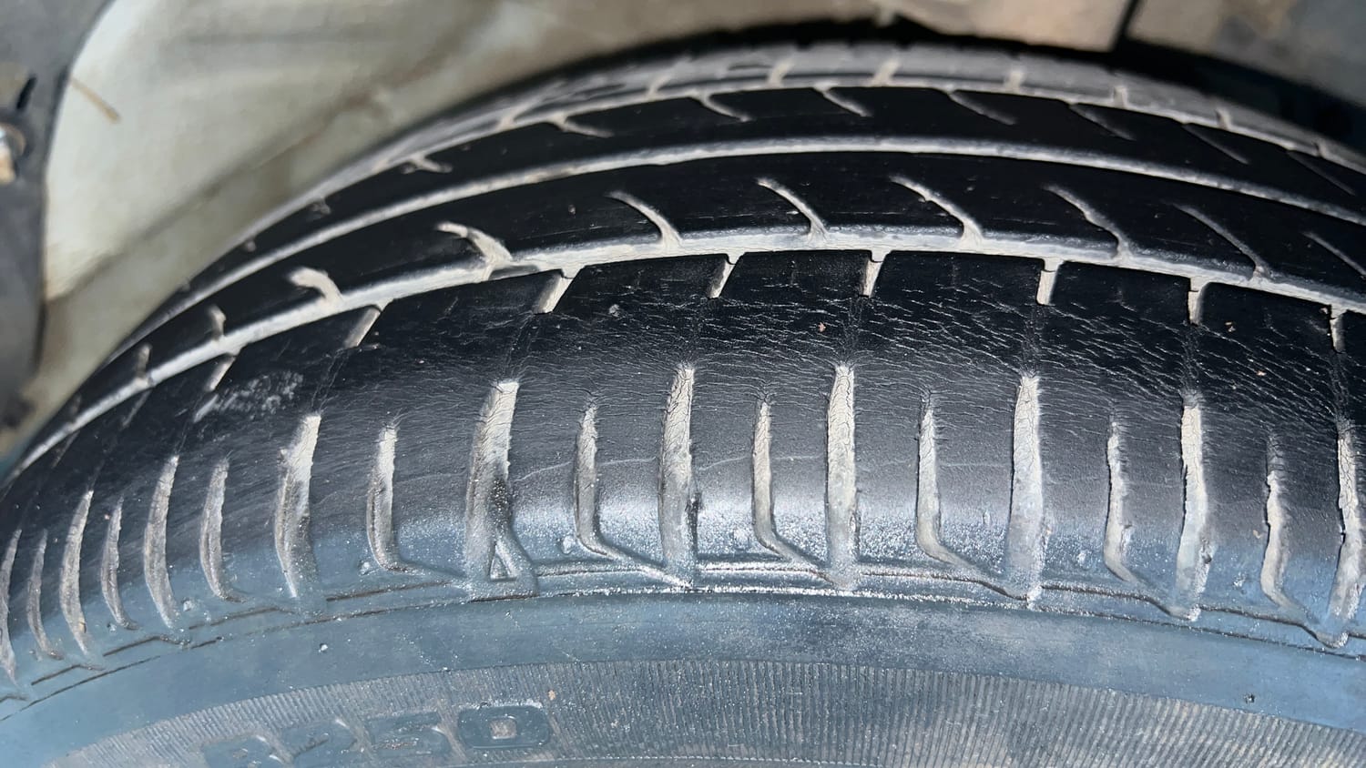 Used 2018 Mahindra KUV100 NXT K6 Plus 6 STR Petrol Manual tyres RIGHT FRONT TYRE TREAD VIEW