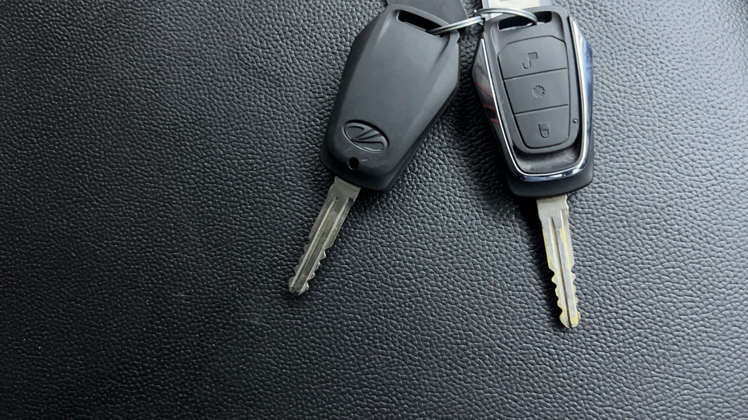 Used 2018 Mahindra KUV100 NXT K6 Plus 6 STR Petrol Manual extra CAR KEY VIEW