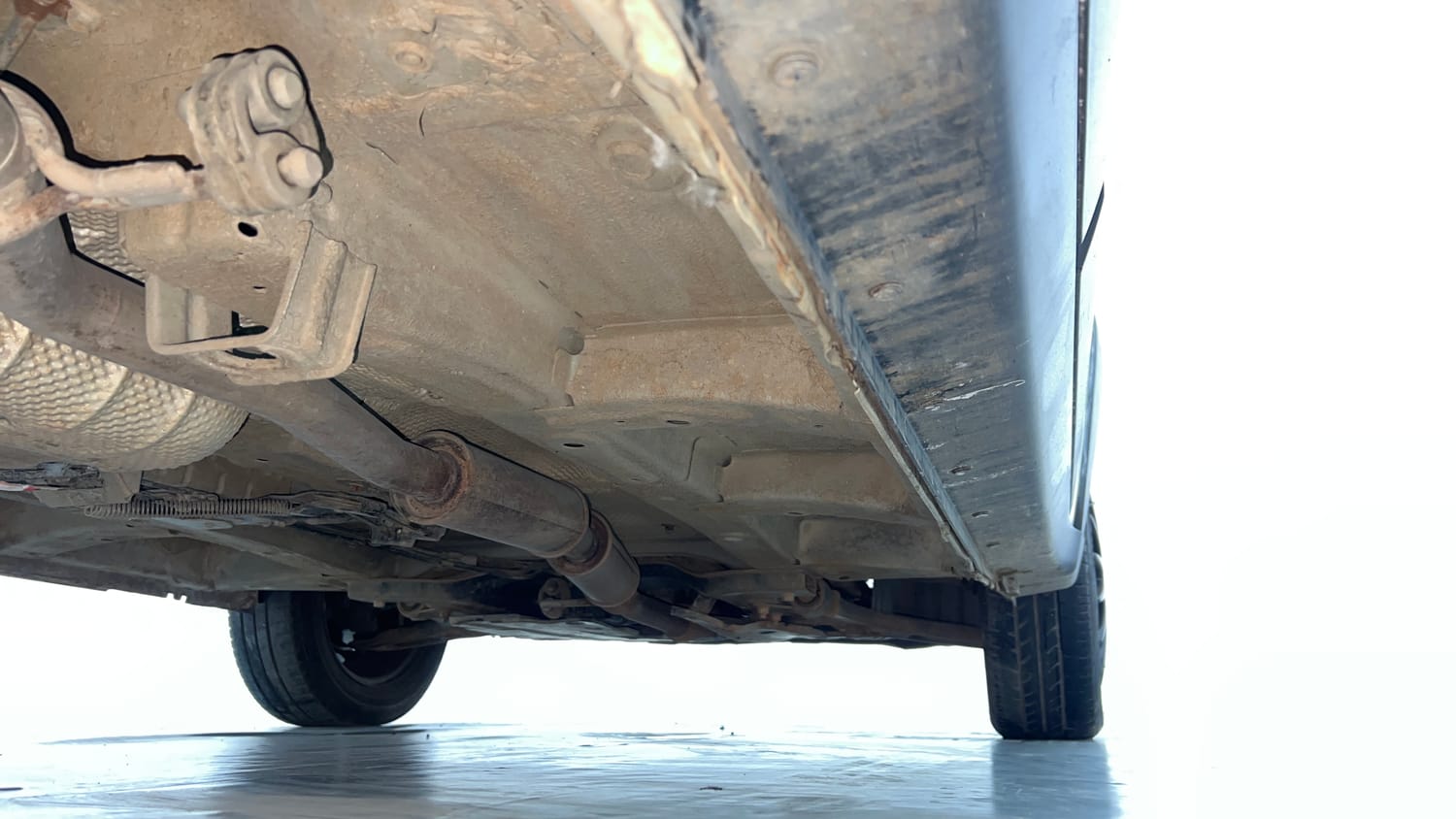 Used 2018 Mahindra KUV100 NXT K6 Plus 6 STR Petrol Manual extra REAR RIGHT UNDERBODY VIEW