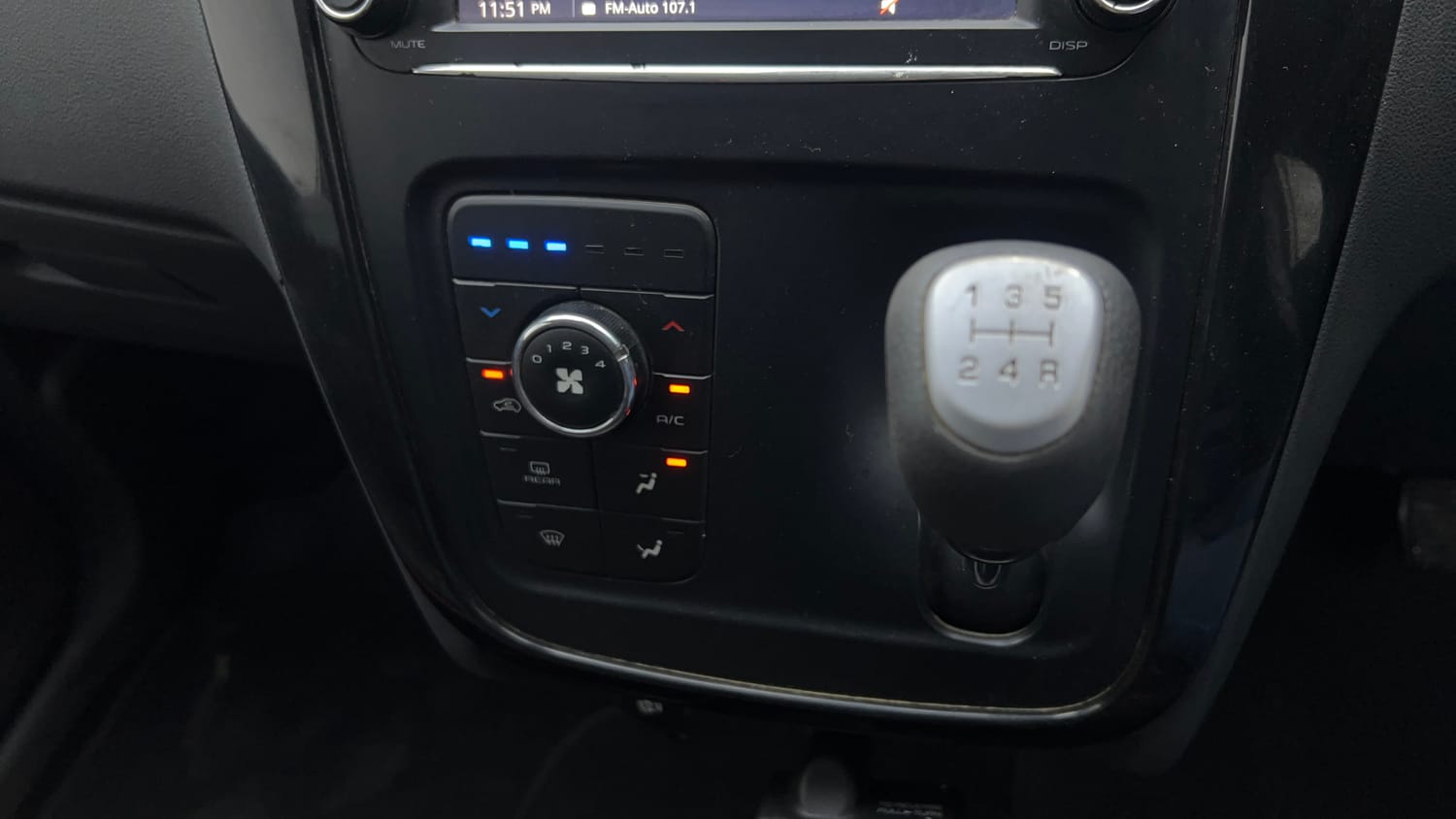 Used 2018 Mahindra KUV100 NXT K6 Plus 6 STR Petrol Manual interior GEAR  KNOB VIEW
