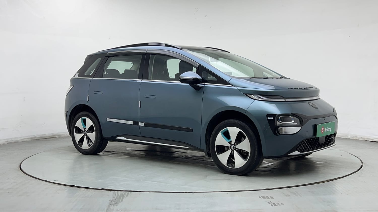 Used 2024 MG Motors Windsor EV Essence Electric Automatic exterior RIGHT FRONT CORNER VIEW