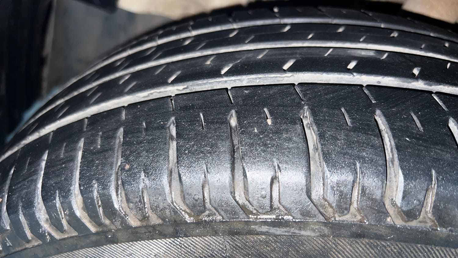 Used 2018 Mahindra KUV100 NXT K6 Plus 6 STR Petrol Manual tyres LEFT FRONT TYRE TREAD VIEW