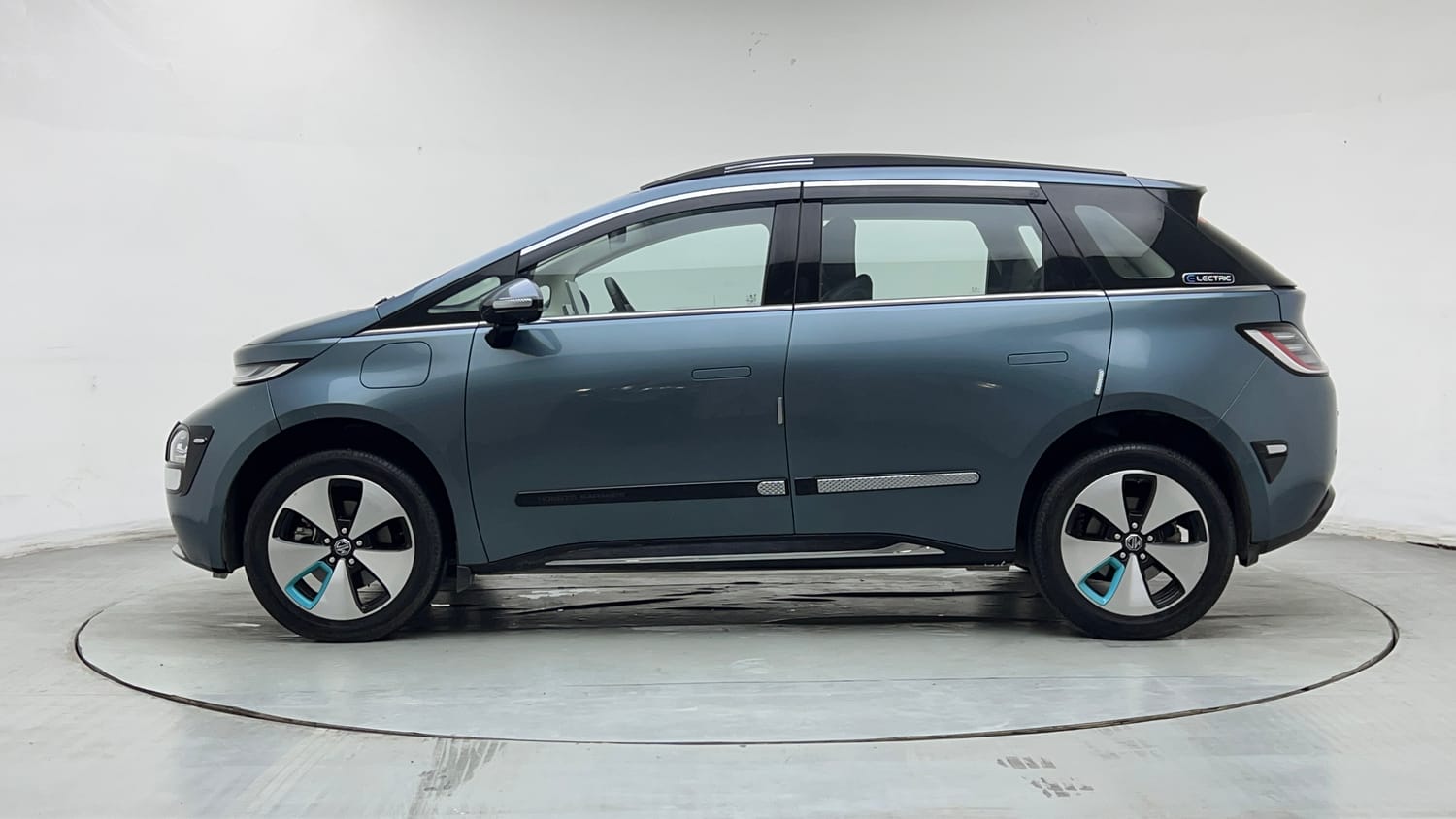 Used 2024 MG Motors Windsor EV Essence Electric Automatic exterior LEFT SIDE VIEW