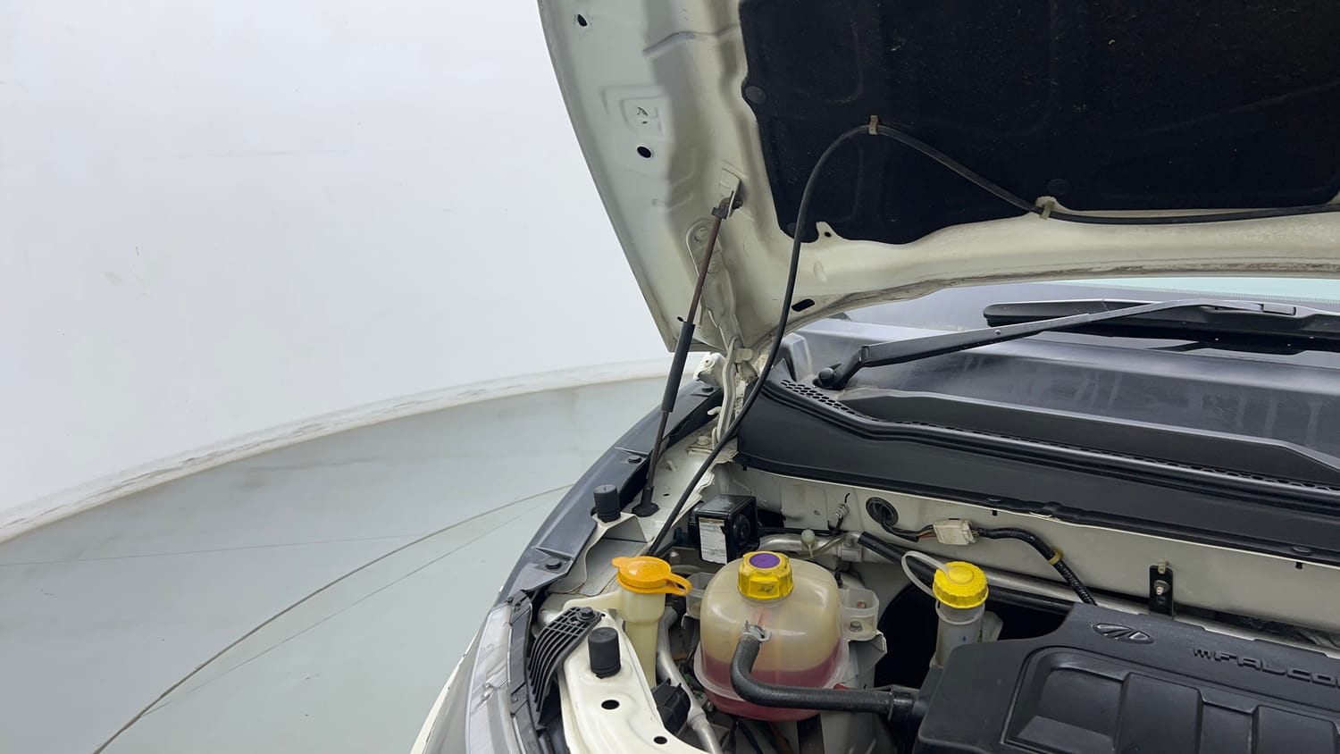 Used 2018 Mahindra KUV100 NXT K6 Plus 6 STR Petrol Manual engine ENGINE RIGHT SIDE HINGE & APRON VIEW