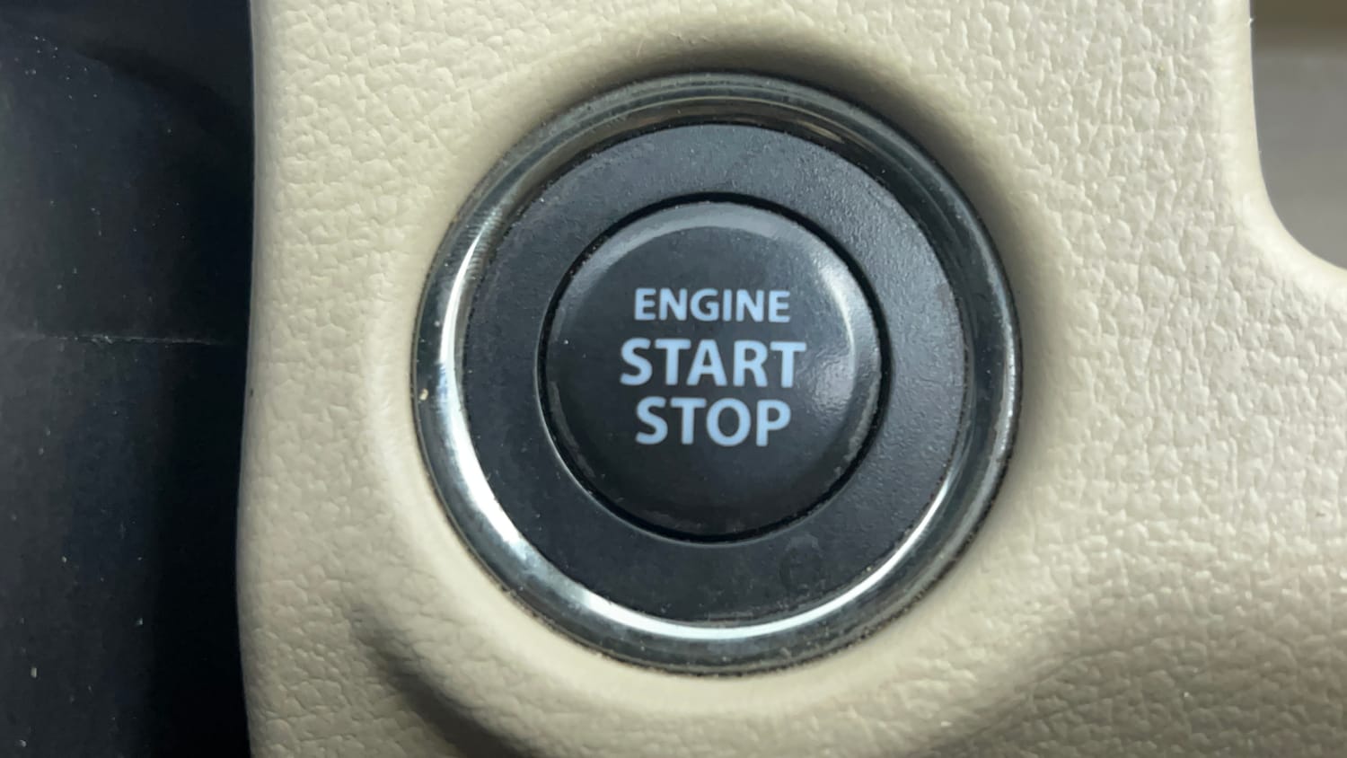 Used 2019 Maruti Suzuki Ciaz Alpha Hybrid 1.5 Petrol Manual top_features Keyless start