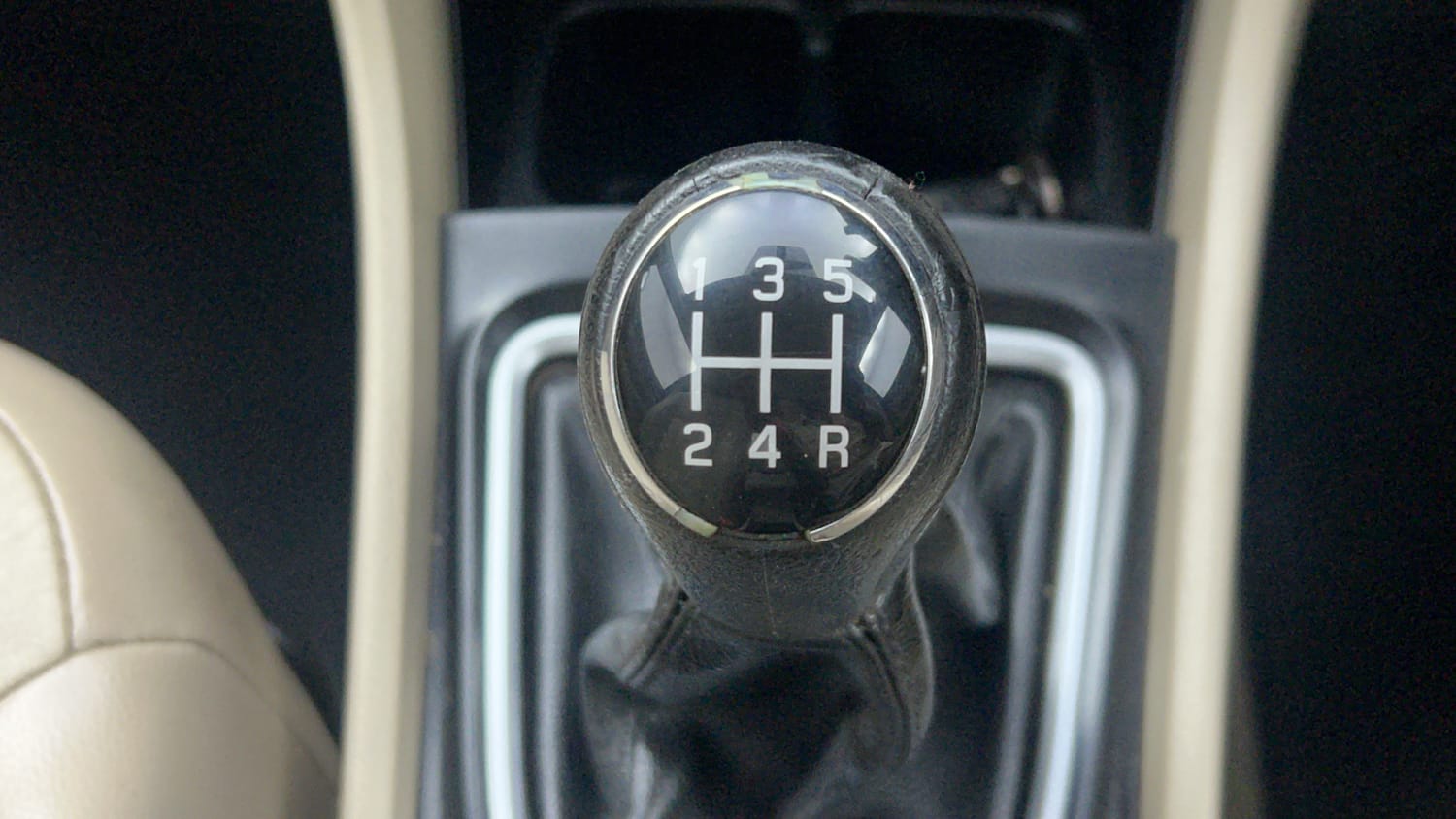 Used 2019 Maruti Suzuki Ciaz Alpha Hybrid 1.5 Petrol Manual interior GEAR  KNOB VIEW