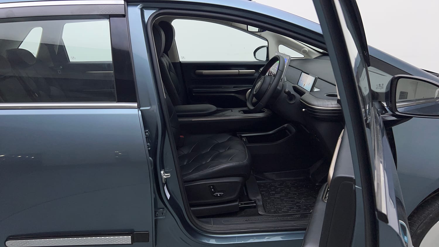 Used 2024 MG Motors Windsor EV Essence Electric Automatic interior RIGHT SIDE FRONT DOOR CABIN VIEW