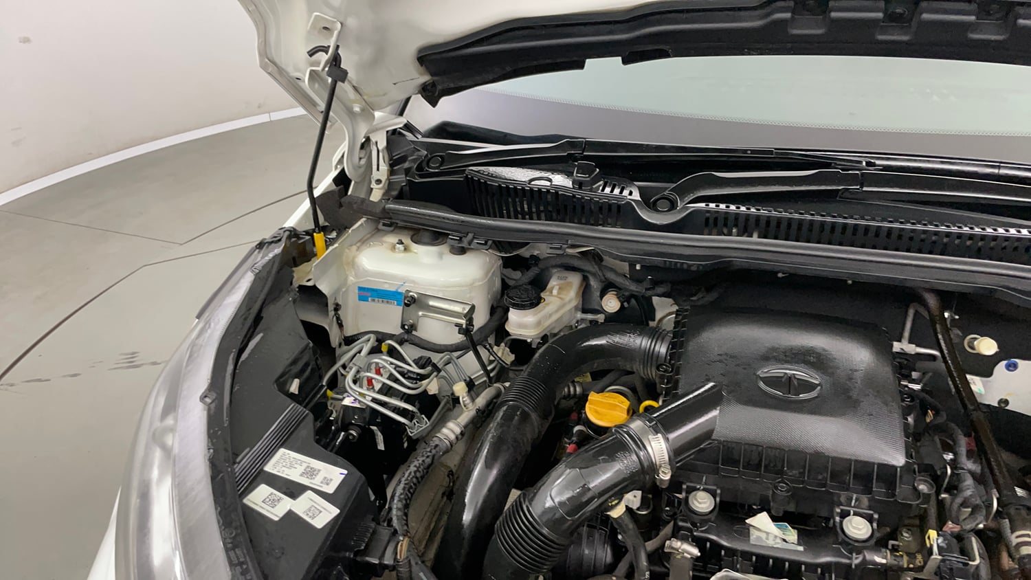 Used 2023 Tata Nexon XZA Plus Petrol Automatic engine ENGINE RIGHT SIDE HINGE & APRON VIEW
