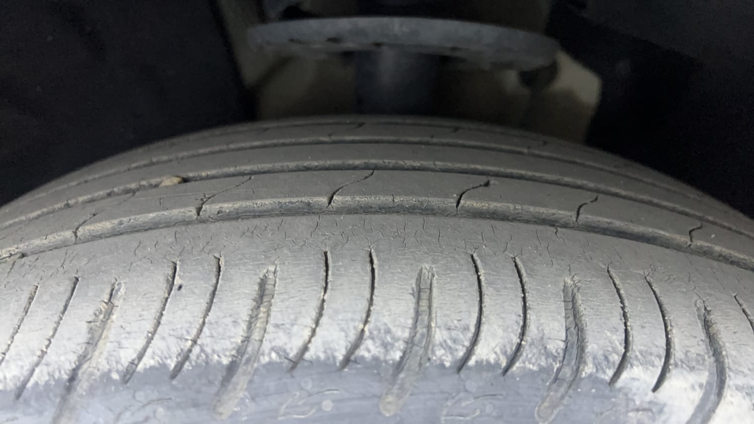 Used 2021 Mahindra XUV700 AX 7 Petrol MT 7 STR Petrol Manual tyres LEFT FRONT TYRE TREAD VIEW