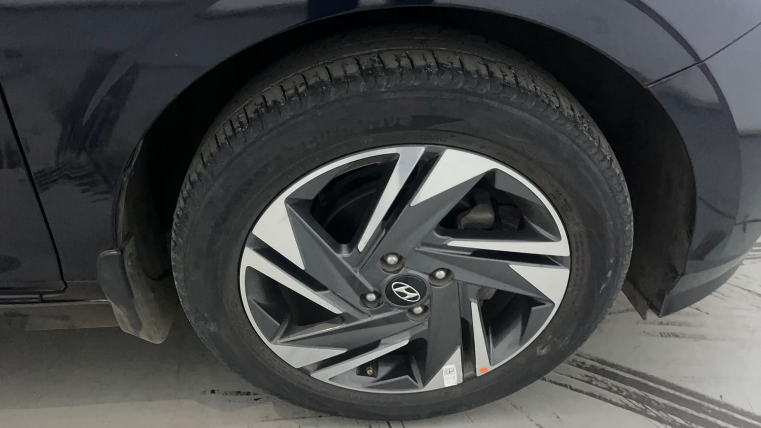 Used 2021 Hyundai New i20 Asta (O) 1.0 Turbo DCT Petrol Automatic tyres RIGHT FRONT TYRE RIM VIEW