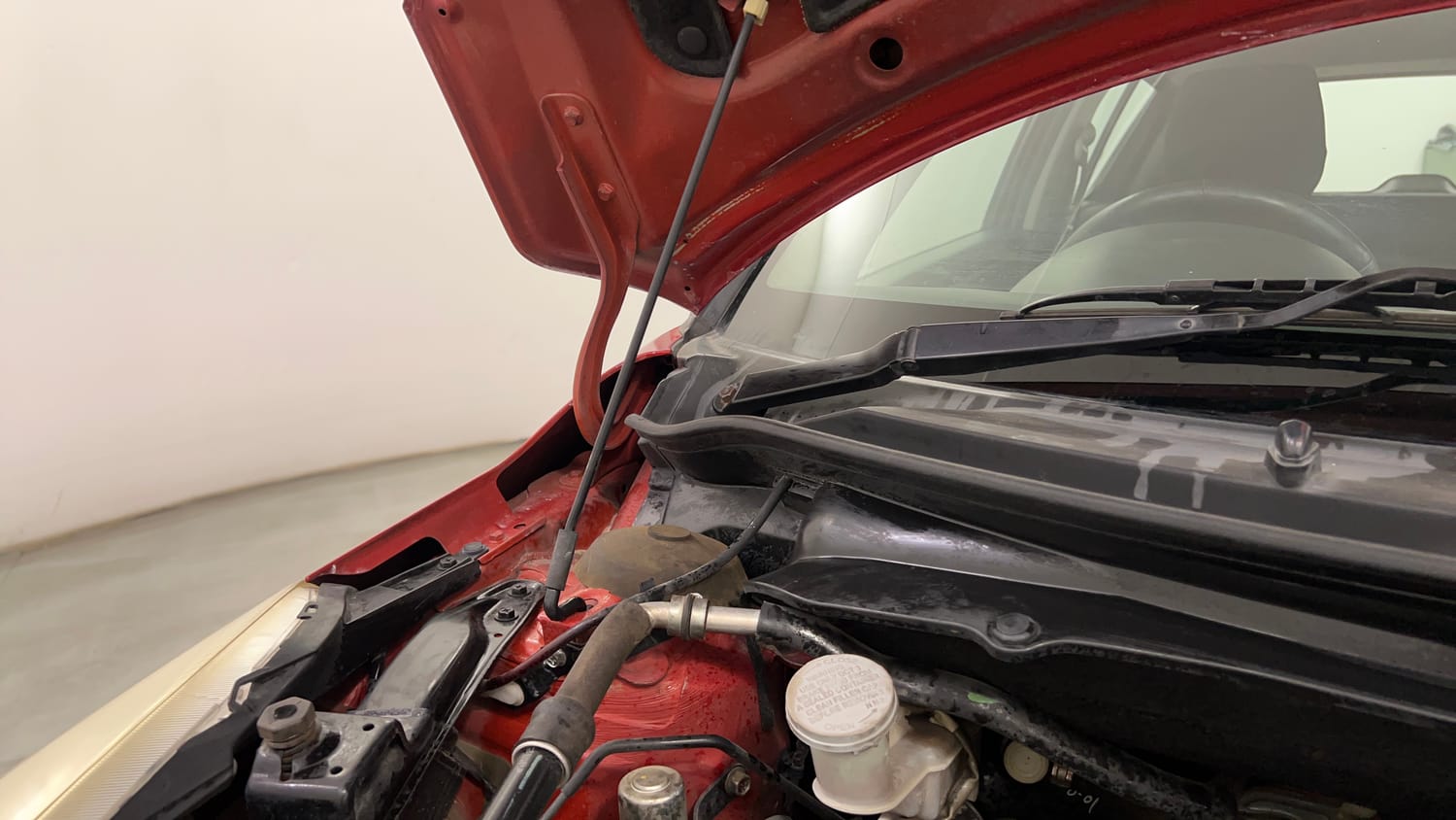 Used 2012 Maruti Suzuki Swift VXi Petrol Manual engine ENGINE RIGHT SIDE HINGE & APRON VIEW