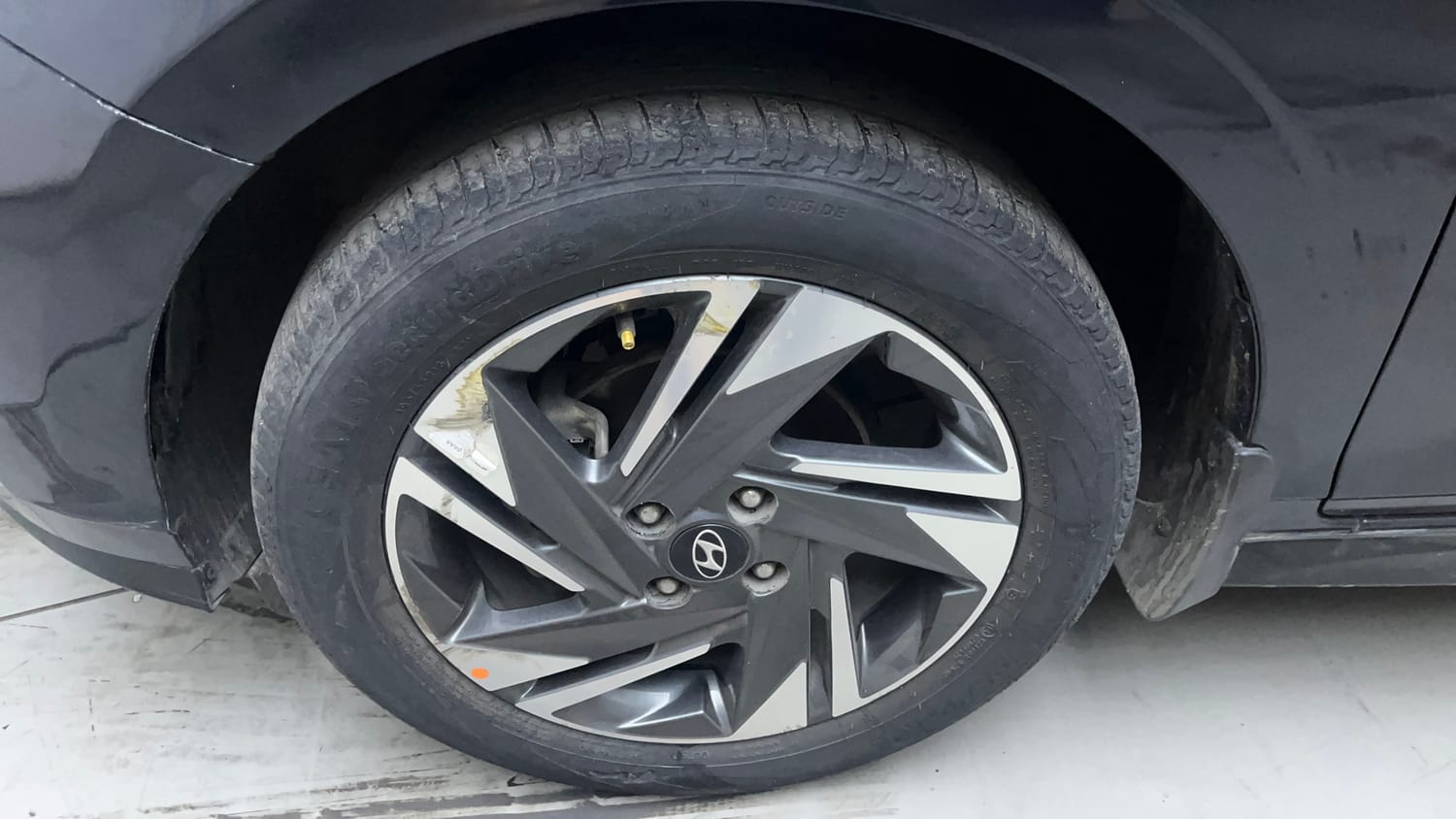 Used 2021 Hyundai New i20 Asta (O) 1.0 Turbo DCT Petrol Automatic tyres LEFT FRONT TYRE RIM VIEW
