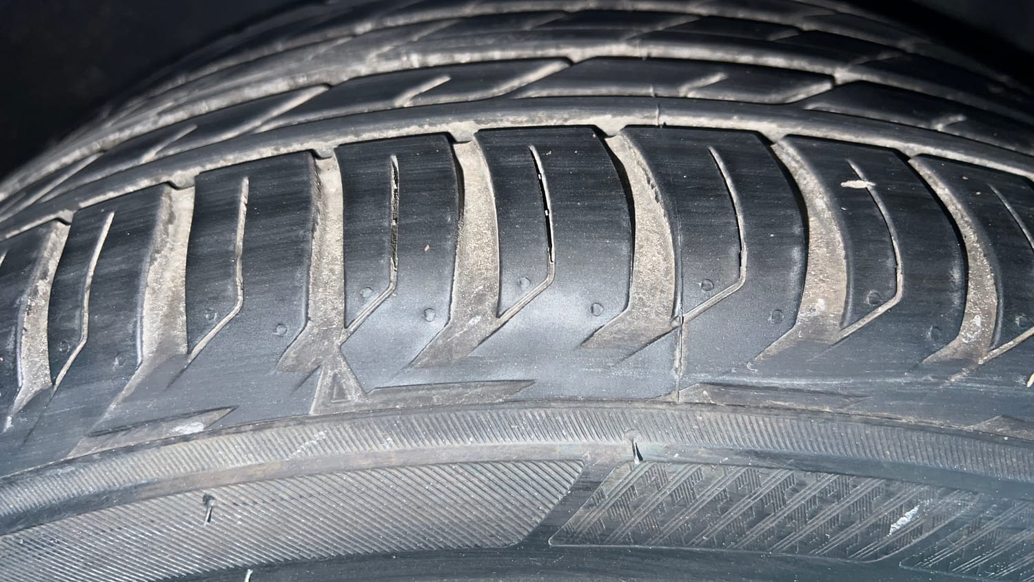Used 2026 BMW 5 Series 530Li M Sport (Titanium Bronze) Petrol Automatic tyres RIGHT REAR TYRE TREAD VIEW