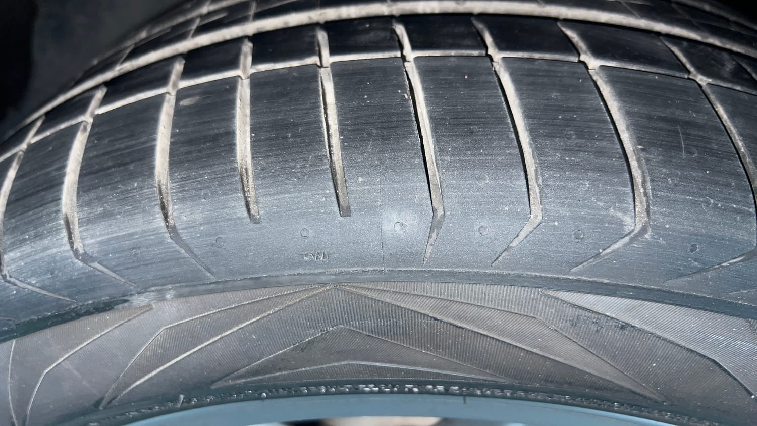 Used 2026 BMW 5 Series 530Li M Sport (Titanium Bronze) Petrol Automatic tyres RIGHT FRONT TYRE TREAD VIEW