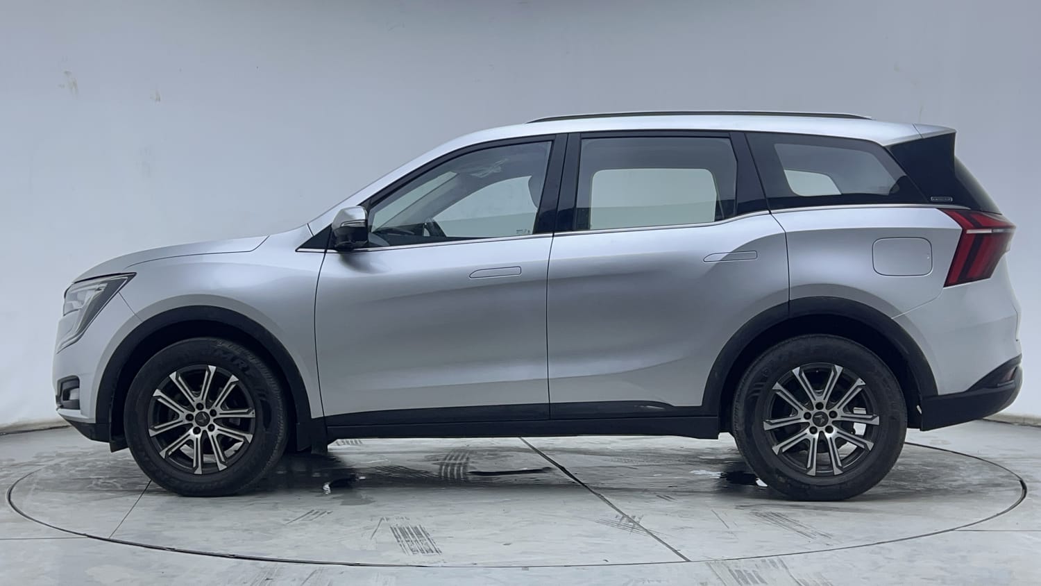 Used 2021 Mahindra XUV700 AX 7 Petrol MT 7 STR Petrol Manual exterior LEFT SIDE VIEW