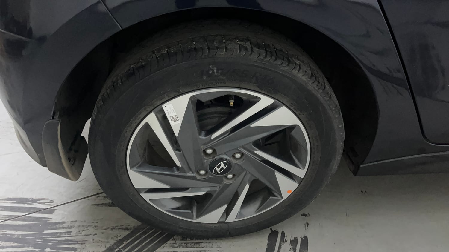Used 2021 Hyundai New i20 Asta (O) 1.0 Turbo DCT Petrol Automatic tyres RIGHT REAR TYRE RIM VIEW