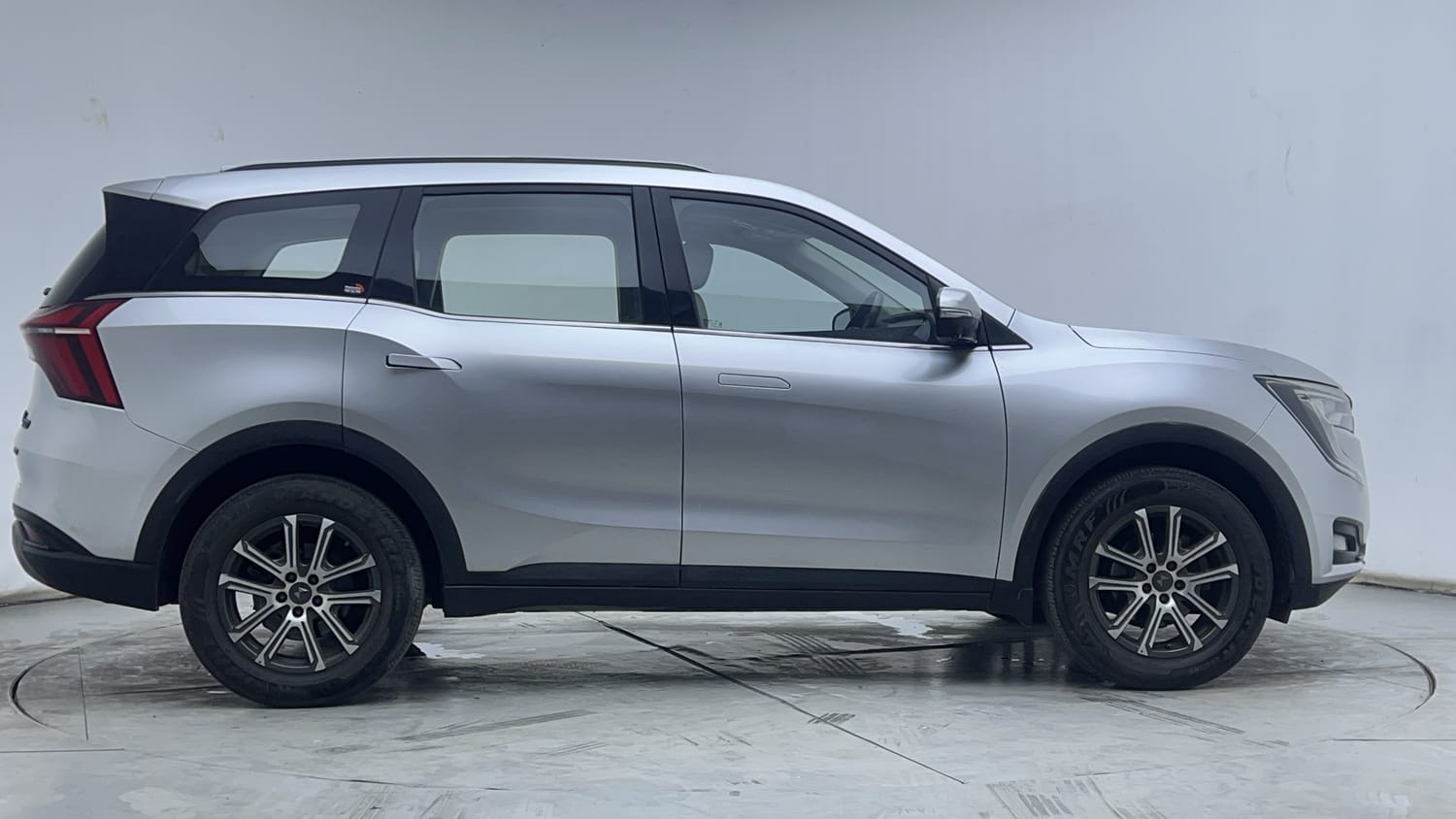 Used 2021 Mahindra XUV700 AX 7 Petrol MT 7 STR Petrol Manual exterior RIGHT SIDE VIEW