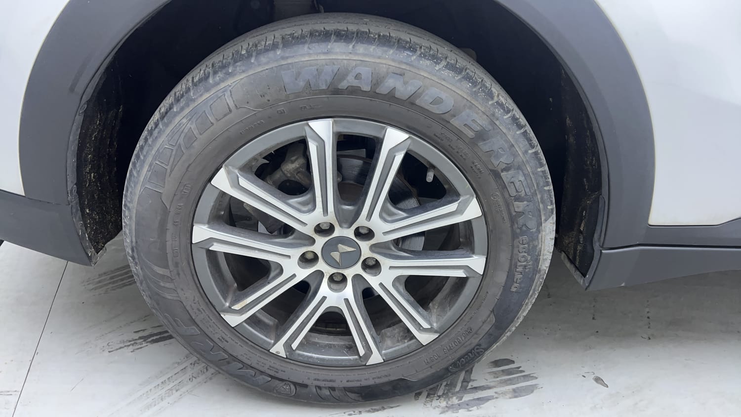 Used 2021 Mahindra XUV700 AX 7 Petrol MT 7 STR Petrol Manual tyres RIGHT REAR TYRE RIM VIEW
