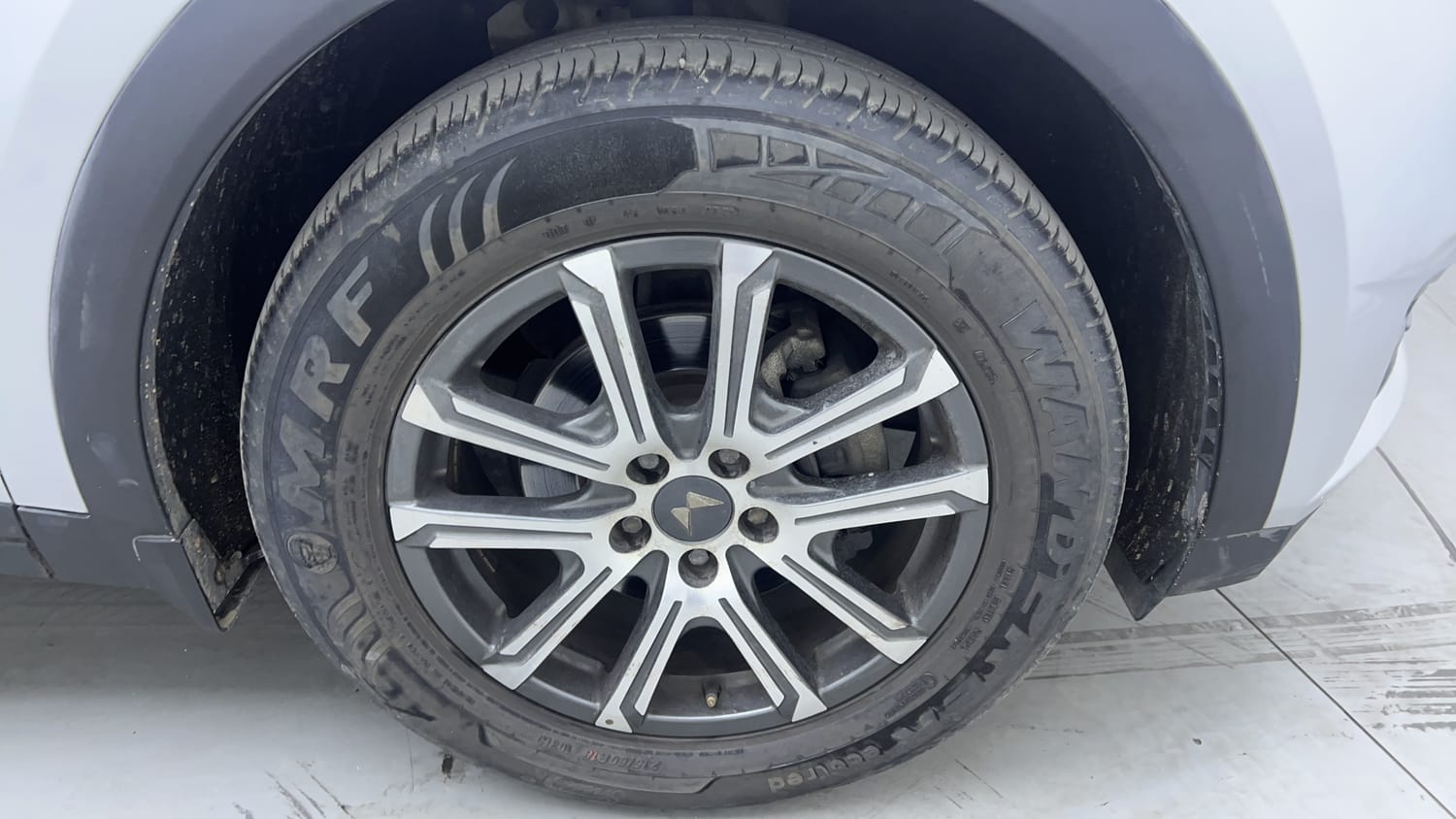 Used 2021 Mahindra XUV700 AX 7 Petrol MT 7 STR Petrol Manual tyres RIGHT FRONT TYRE RIM VIEW