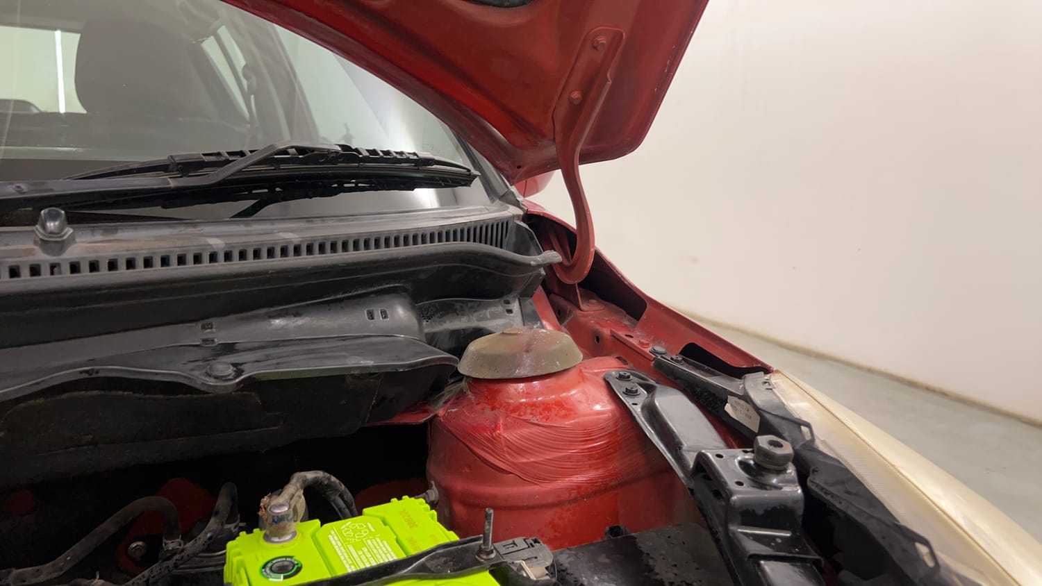 Used 2012 Maruti Suzuki Swift VXi Petrol Manual engine ENGINE LEFT SIDE HINGE & APRON VIEW